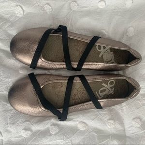 OTBT metallic silver flats with black strap